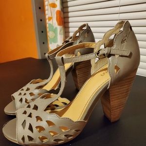 Crown Vintage Teacup gray heels